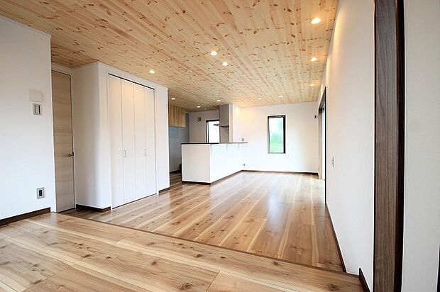 (リビングイメージ)ご家族の憩いの場所である大切なリビング。床暖房付で1年中過ごしやすい空間です。※