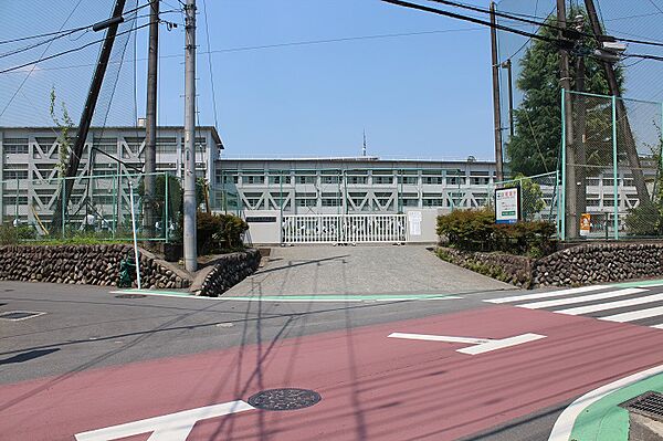 青梅第二中学校　徒歩23分：基礎・基本が身に付く教育を目指しています。