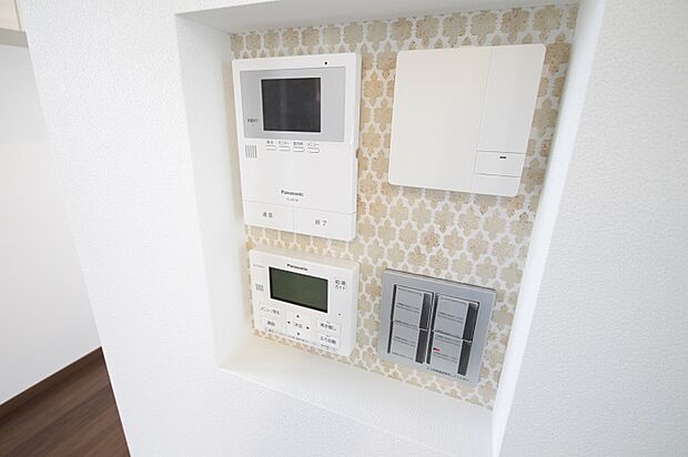 (インターホンニッチ)壁に出っ張らずにスッキリまとめてリモコン関係を収められます。※