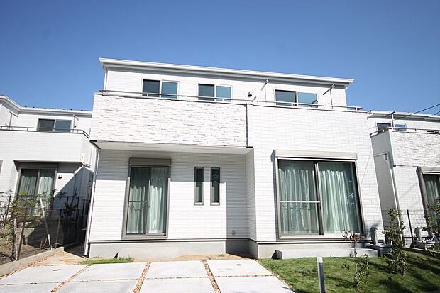 (外壁イメージ)セルフッ素コートの外壁は傷や汚れに強く、厚さ21mmのサイディングがお家を守ります。