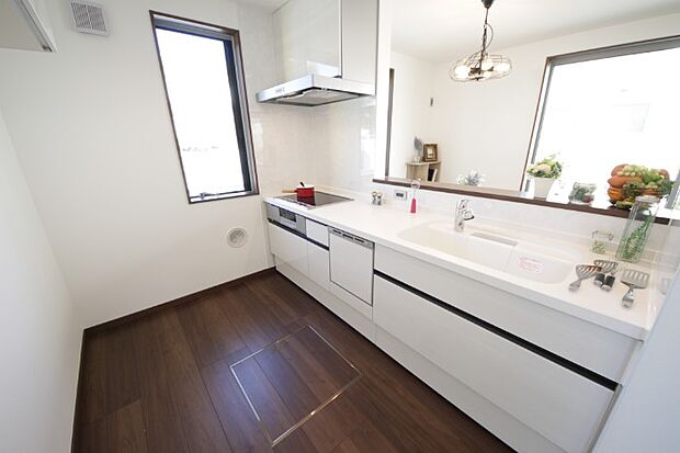 (キッチンイメージ)直火を使わないIHヒーター。毎日の家事を楽にする食洗乾燥機はエコ&衛生的です。※