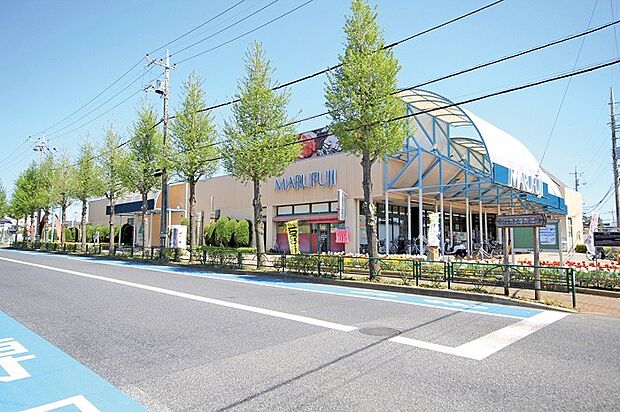 マルフジ羽村店 徒歩10分・広々とした駐車場があり、お車で週末のまとめ買いにも便利です。