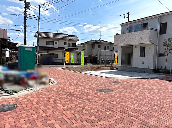 分譲地内道路は路面温度の低滅や透水性に優れたインターロッキングを採用。