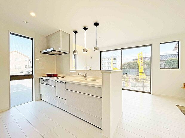 (キッチンイメージ)直火を使わないIHヒーター。毎日の家事を楽にする食洗乾燥機はエコ&衛生的です。※