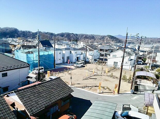 便利で穏やかな暮らしを満喫できる好立地に、全8区画の統一された美しい街並み。