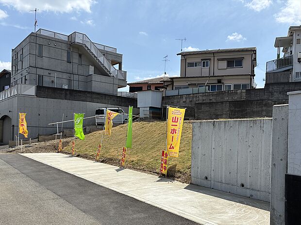駐車スペース2台分を確保してもゆとりある設計の土地です。