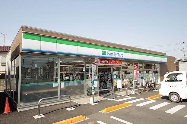 ファミリーマート東秋留店　徒歩10分・24時間営業でATMや宅配便などの利用も可能。