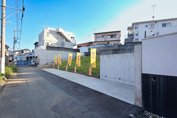 敷地面積98坪なので建物やカースペースをゆったり配置でき、お洒落な玄関アプローチも実現可能です。