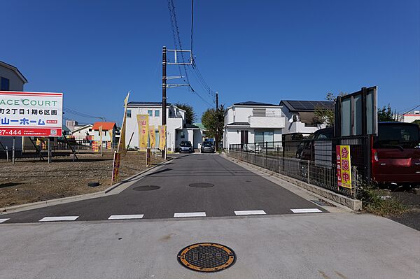 前面道路は幅5mなので、車同士のすれ違いも心配ありませんね。