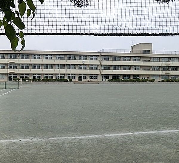 青梅市立泉中学校　徒歩7分・互いを尊重し、高め合い、誇りと思える学校を目指しています。
