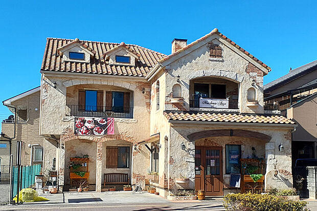 マシェリーアンジュ 新町店 徒歩7分・記念日ケーキやお洒落なお土産が揃う洋菓子店。