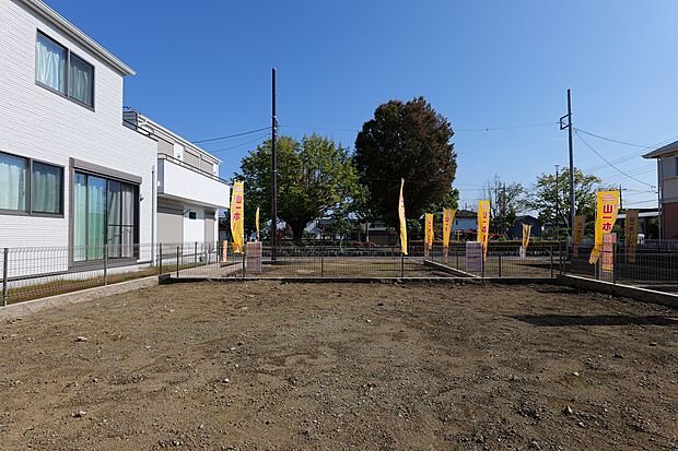 便利で穏やかな暮らしを満喫できる好立地に、全6区画の統一された美しい街並み。