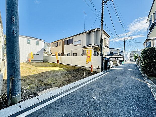 玄関前のちょっとした道路は他の車が通り抜けるような道ではないので車の切り返しを落ち着いて行えますね。