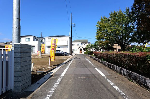 見通しの良い道路なので、他の車の来ないタイミングを逃さずササッと出入りが可能です。