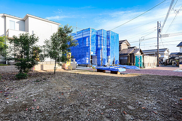 オーダー設計でご家族の暮らしに寄り添います。駐車スペース2台分を確保してもゆとりある設計の土地です。