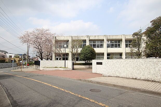 羽村市立羽村第一中学校 徒歩4分・互いを尊重し、高め合い、誇りと思える学校を目指しています。