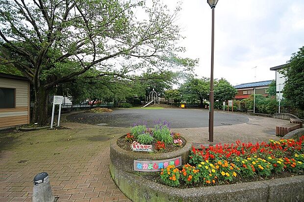 なかよし児童遊園 徒歩2分・お子様と手を繋いで歩いて行くのにちょうど良い距離です。