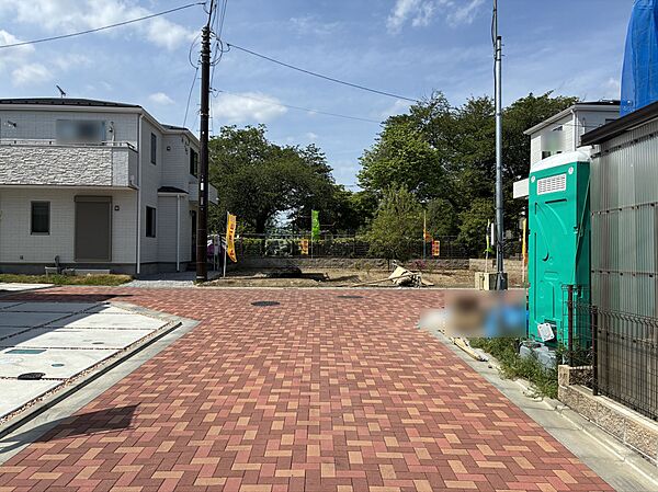 分譲地内道路は路面温度の低滅や透水性に優れたインターロッキングを採用。