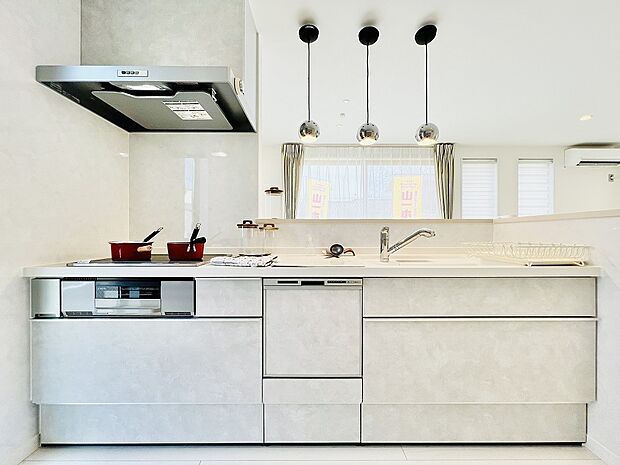 (キッチンイメージ)直火を使わないIHヒーター。毎日の家事を楽にする食洗乾燥機はエコ&衛生的です。※