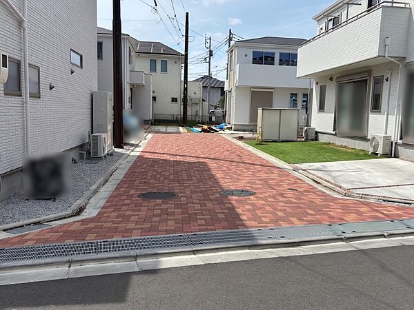 分譲地内道路は路面温度の低滅や透水性に優れたインターロッキングを採用。