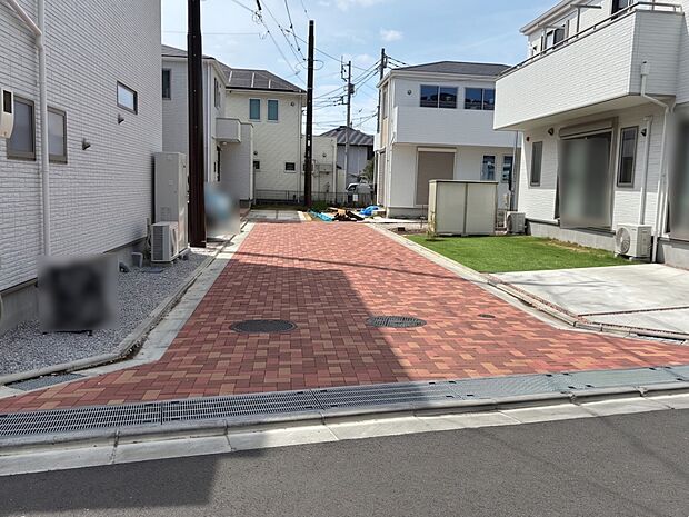 分譲地内道路は路面温度の低滅や透水性に優れたインターロッキングを採用。