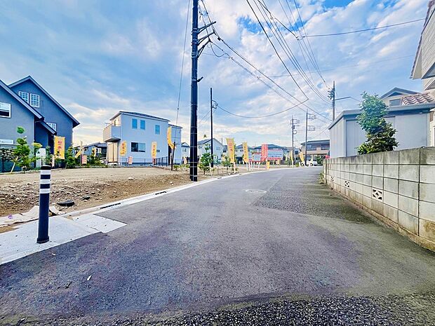 一戸建てが多く、静かで落ち着いた雰囲気を満喫できるエリアです。