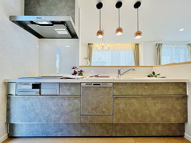 (キッチンイメージ)直火を使わないIHヒーター。毎日の家事を楽にする食洗乾燥機はエコ&衛生的です。※