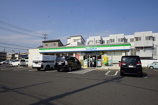 ファミリーマート羽村小作坂上店 徒歩11分・24時間営業が頼もしく、ATMや宅配便などの利用も可能。