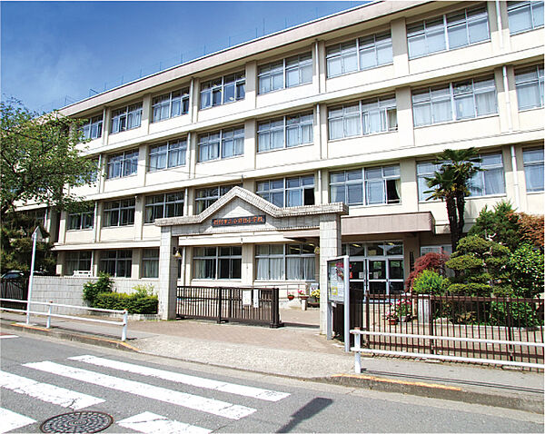 小作台小学校　徒歩8分・自然と触れ合い、勉学と遊びにのびのびと取り組める小学校です。