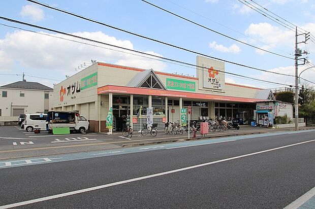 スーパーオザム小作店 徒歩13分・広々とした駐車場があり、お車で週末のまとめ買いにも便利です。