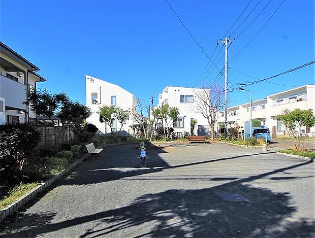 こやけ児童公園 徒歩2分・お子様と手を繋いで歩いて行くのにちょうど良い距離です。