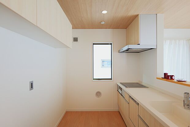 正面のサッシから差し込む自然光が、料理や素材をより美しく魅力的に見せてくれるI型キッチンです。