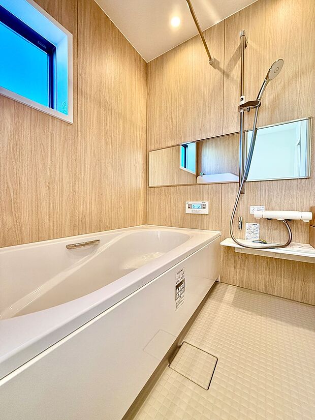 柔らかな木目調が目に優しい浴室で、一日の疲れをゆっくりと洗い流しましょう。