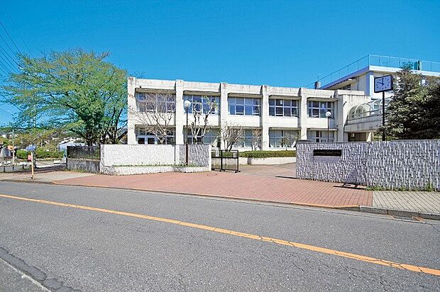 羽村第一中学校 徒歩7分・のびのびとした校庭で、たくさんの友達と遊べそうですね。