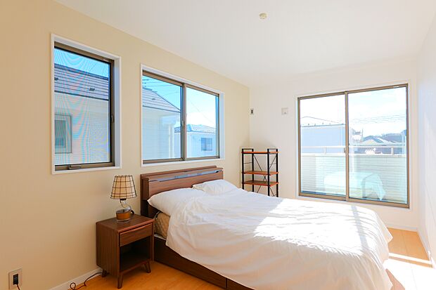 全ての窓にLOW-Eガラスを標準装備しており、優れた断熱性で四季を通して快適な空間を保ちます。