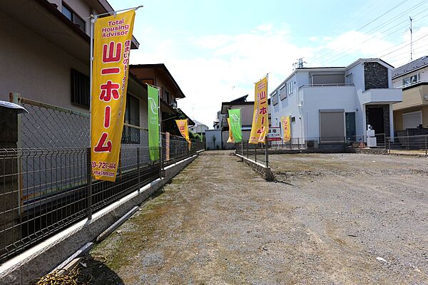 一戸建てが多く、静かで落ち着いた雰囲気を満喫できるエリアです。