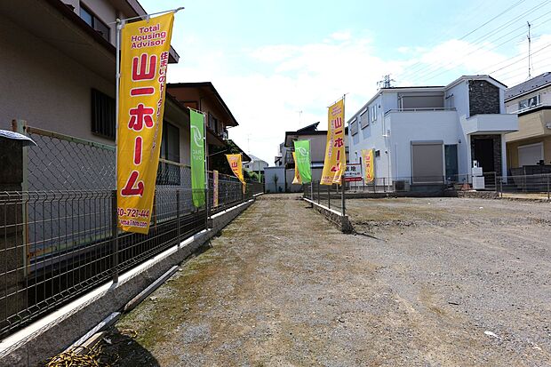 一戸建てが多く、静かで落ち着いた雰囲気を満喫できるエリアです。