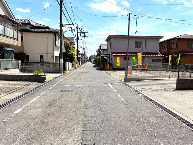 前面道路は、開放感と風通しの良さが嬉しいですね。