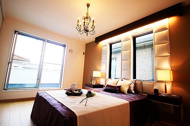 （オプション造作イメージ）布張りの壁面が贅沢な印象をプラス。全ての窓にLOW-Eガラスを標準装備。※