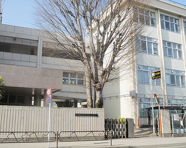 羽村第二中学校　徒歩25分・伝統と文化を持った学校で、部活動なども盛んな学校です。