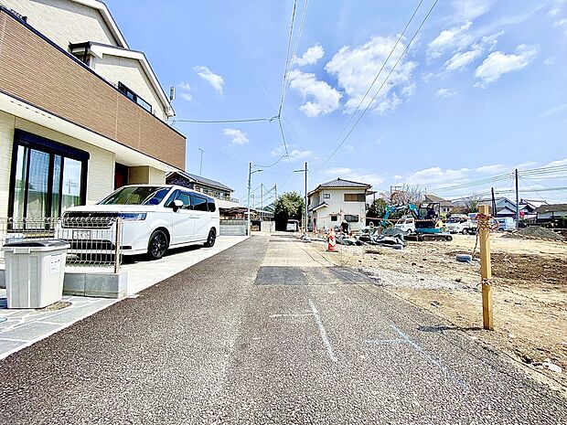 分譲地内道路は路面温度の低滅や透水性に優れたインターロッキングを採用。