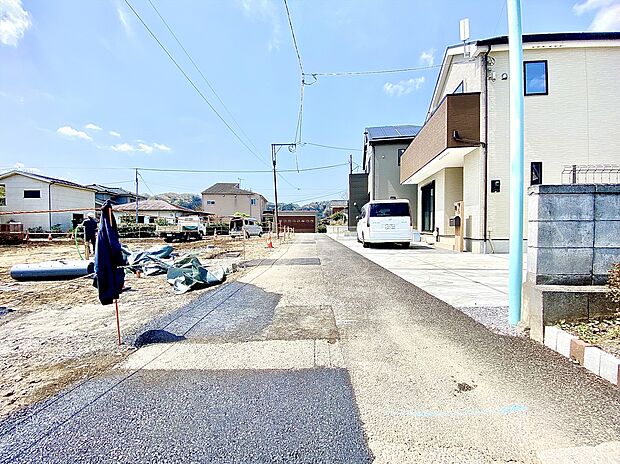 見通しの良い道路なので、他の車の来ないタイミングを逃さずササッと出入りが可能です。