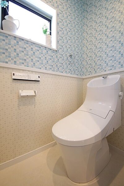 (トイレイメージ)忙しい朝の時間帯に嬉しい1F・2Fトイレ設置。フチレス形状でお掃除ラクラク。※