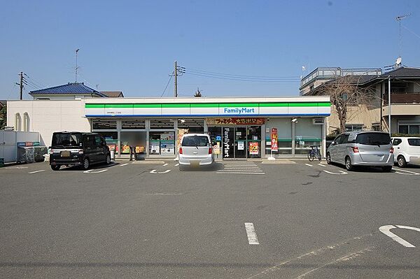 ファミリーマート羽村栄町二丁目店　徒歩3分・24時間営業が頼もしく、ATMや宅配便の利用可能です。