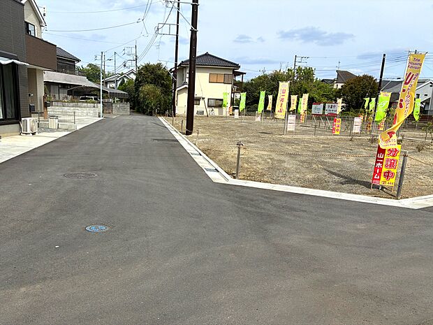便利で穏やかな暮らしを満喫できる好立地に、全7区画の統一された美しい街並み。