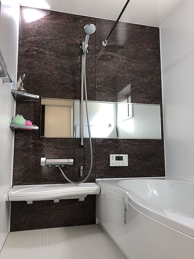 (浴室イメージ)一日の疲れを癒すバスルームはお湯が冷めにくい浴槽を採用。光熱費の節約にも貢献。※