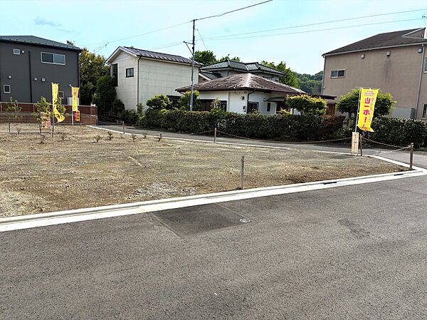 便利で穏やかな暮らしを満喫できる好立地に、全7区画の統一された美しい街並み。