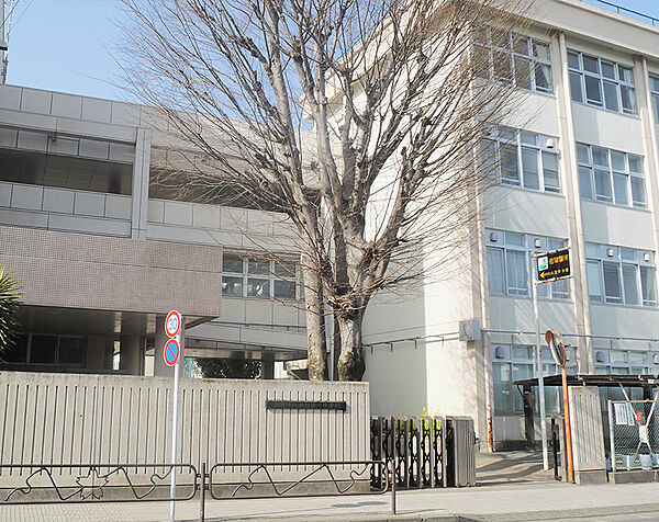 羽村第二中学校　徒歩25分・伝統と文化を持った学校で、部活動なども盛んな学校です。