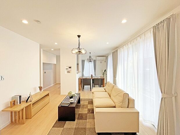 (リビングイメージ)南向きのワイドサッシから差し込む暖かな陽光が家族団らんのときを優しく彩ります。※