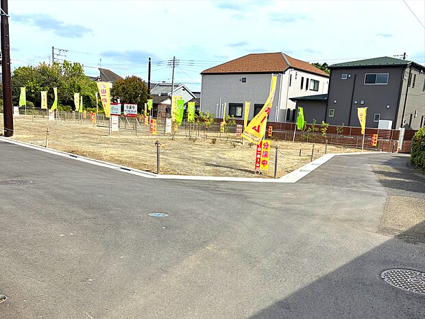 便利で穏やかな暮らしを満喫できる好立地に、全7区画の統一された美しい街並み。